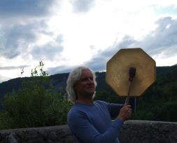 alpenschamanisches Trommeln auf Burgruine Karlstein mit Rainer Limpoeck
