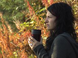 Anne-beim-Teetrinken