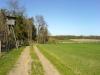 idyllischer Blick einen Weg entlang, am Rande ein Jägersitz