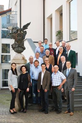 00-Gruppe-Treppe-hoch