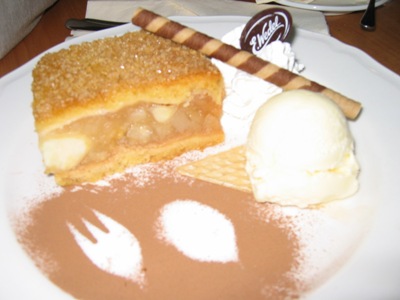 gedeckter-Apfelkuchen-mit-Sahne-und-Vanilleeis