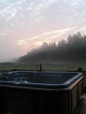Pool vor schöner Landschaft