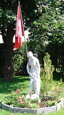 Die Mutter der Schweiz blickt halbnackt zu Boden. Entblösst sie sich noch ganz? Will sie sich vielleicht waschen? Oder zieht sie sich gerade an und sucht nach ihren Kleidern? Wir wissen es nicht.