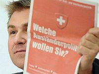 Ausländer treten gerne der SVP bei, um sozio-kulturell toleriert gegen &quot;böse&quot; Ausländer sein zu können. Niemand  kennt die ja besser und steht ihnen näher, das muss man halt schon auch sehen.