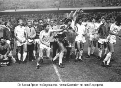 Helmut Duckadam mit dem Pokal der Landesmeister.