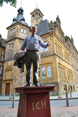 
<br />
Jan-Helge Henningsen, 2. stellvertretender Bezirksbürgermeister, rezitiert Shakespeare auf unserem Ich-Denkmal-Modell