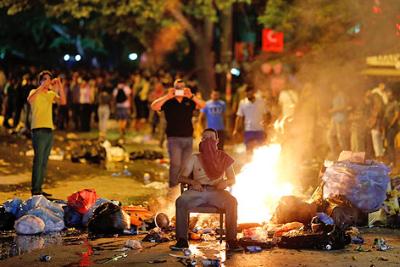 tuerkei_protest_regierung_sitzender_demonstrant_body_r_2227945