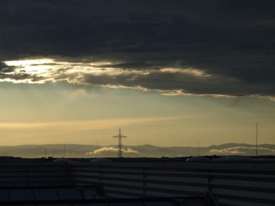 Vogesen im Abendlicht - der Blick über die Dächer Freiburgs nach Westen