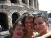 Tre belle vor der Arena di Verona