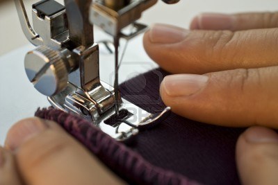 3549000-nahmaschine-fuss-nahaufnahme-mit-frau-die-hande-halten-ein-st-ck-gewebe-zu-nahen