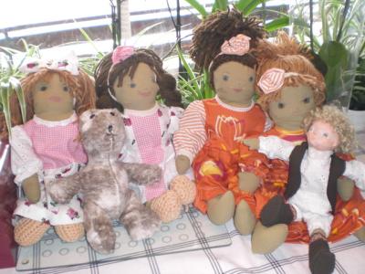 5-Puppen-und-ein-kleiner-Teddy