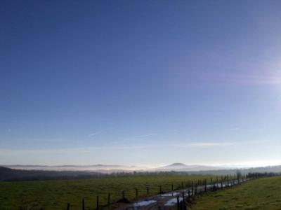 Blick über mein Tal auf die markanten Berge der Nordeifel