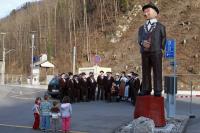 Die Schacher-Seppli-Skulptur am Bahnhof Giswil