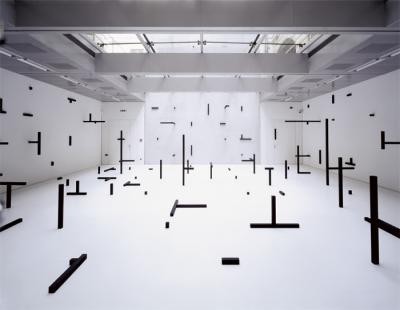 O.T., 2006, installation, wooden boards, wooden panels, color, 13 x 12 x 3, 8 m, Galerie im Taxispalais, Innsbruck, Photo: Rainer Iglar