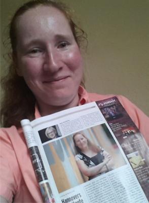 Lydia mit Zeitungsartikel