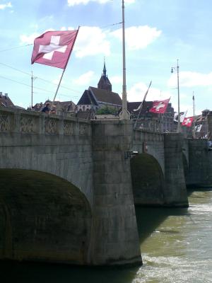 St-Martin-mit-Bruecke-und-Fahne