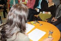 Lesend-mit-blick-auf-Publikum