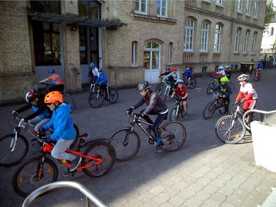 Wir üben das langsame Fahren. Wir trainieren die Hand-Auge- und Bein-Auge-Koordination und die Gesamtkörperkoordination.