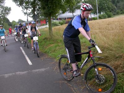 Die Sportler/innen bereiten sich auf die Leistungsabname "Langsam fahren" vor. Gesucht wird die/der Langsamste Mountainbiker. Die Sportler/innen bereiten sich auf die Leistungsabname "Langsam fahren" vor. Gesucht wird die/der Langsamste Mountainbiker.