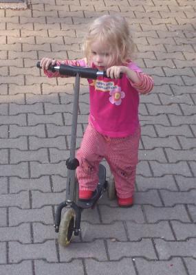 Lena-auf-dem-Roller