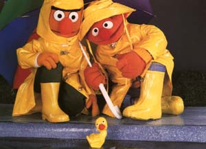 Ernie_und_Bert_im_Regen_-_klein