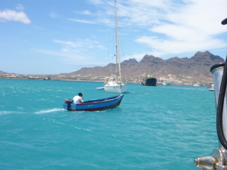 Taxiboot kreuzt Obelix