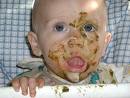Baby-mit-Essen-im-Gesicht