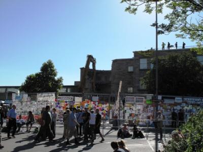 Die Abrissarbeiten ruhen am Donnerstag, da Aktivisten gegen das Großprojekt bis zum Donnerstagnachmittag das Dach des Nordbahnhofs besetzen. Mit einem Transparent kritisieren sie die Verantwortlichen des Großprojekts Stuttgart 21.