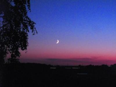 Was für eine Abendstimmung an diesem letzten Septembertag. Er bescherte uns am Neckar einen richtig schönen Sommertag bei 26,8 Grad Celsius. Selbst bei Mondaufgang um etwa 19:40 Uhr, als dieses Foto auf der Südseite des Hanges entstand, hat es noch milde 21 Grad. Ein Abend um nochmal ein Glas Wein auf der Terrasse zu genießen. Bei Mond- und Kerzenschein.