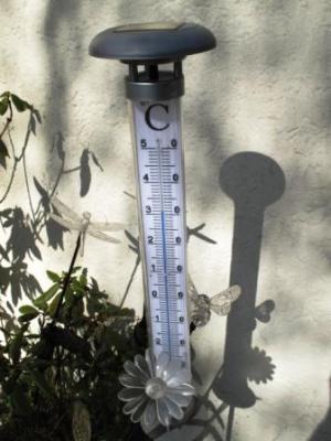 Sommer vorm Haus am zweiten April zweitausendelf das Thermometer beweist es 