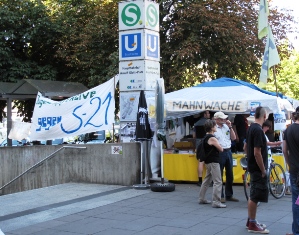 Mahnwache der Bürgerprotestbewegungen am Hbf-Nordausgang beim Nordflügel 