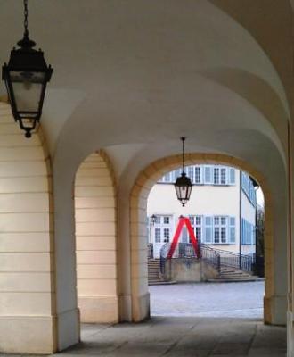 Frueher der Eingang ins Theater Ihro Durchlaucht heute der Eingang in die künstlerische Akademie des Landes