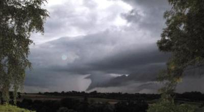 Verregneter Sonntag mit Sommergewitter und Blitzeinschlag