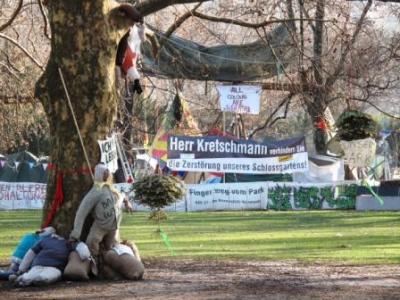 Im mittleren Schlossgartenpark gegenueber des Suedfluegels war das Tipi Protestcamp gelegen, gesaeumt von Strohpuppen als Baumwachen.