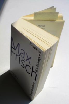 Suhrkamp Quarto eine Verlagsreihe die mehrere wichtigsten Werke eines Autors versammelt bei Max Frisch Die Tagebuecher 1946 bis 1949 und 1966 bis 1971  sowie Montauk den Homo Faber und Stiller Ferner Mein Name sei Gantenbein und Der Mensch erscheint im Holozaen mit einem Nachwort von Volker Hage und den Lebensdaten von Max Frisch Der Buchschinken hat 1782 Seiten