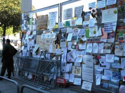 Ausdruck des Buergerprotests am Bauzaun