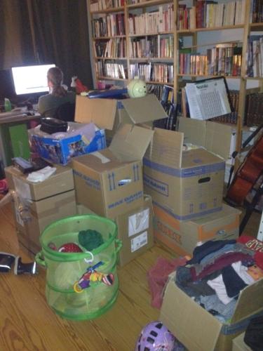 Nachdem unser vorheriges Heim im Umzugschaos restlos versank.... Nehmen wir uns die - vorher unbekannte und schick eingerichtete - Wohnung meines Exmannes vor ....<br />
Ganz unfreiwillig wird sie ebenfalls Opfer unserer Hausrat-Chaosflut....<br />
Der Gute wird uns wohl in diesem Leben nicht mehr beherbergen wollen. Nicht nur WIR sind unbequeme Anhängsel, unser Zeug ist es ebenso...<br />
Seine dauerhaft schlechte Laune sprach Bände.