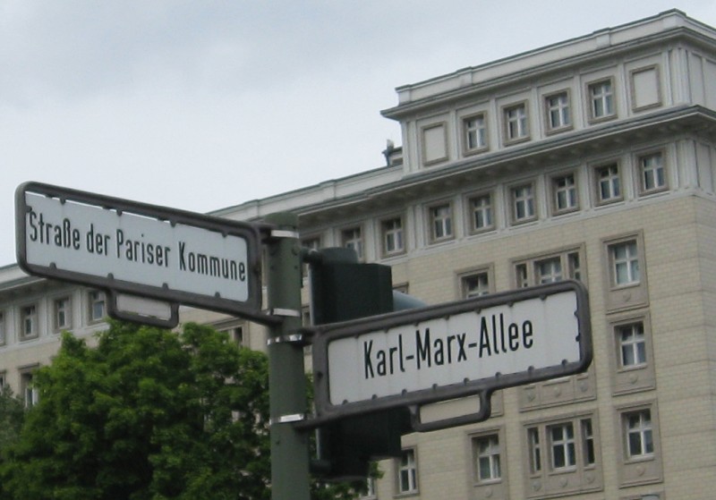 Berlin_Strassenschild_KarlMarxAllee-PariserKommune1