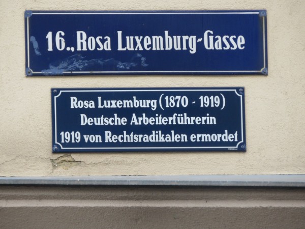 LuxemburgRosa_Wien_RosaLuxemburgg_Wien_Strassenschild_1