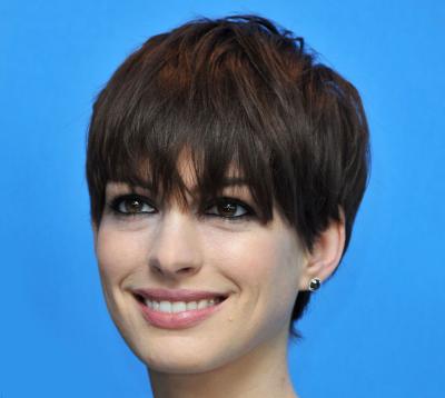 anne-hathaway-long-bangs-w724