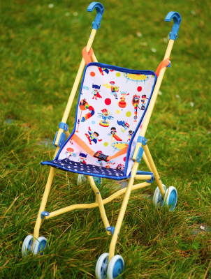 -Anna-Blume-2014-Puppenwagen-heroes_2