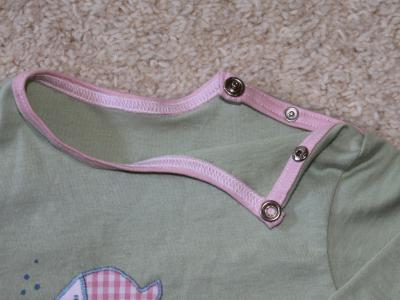 Babyshirt_hellgruen_Knopfleiste