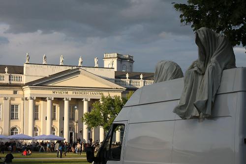 contemporary-art-documenta-kassel-fridericianum-time-guards-manfred-kielnhofer-kili-sculpture