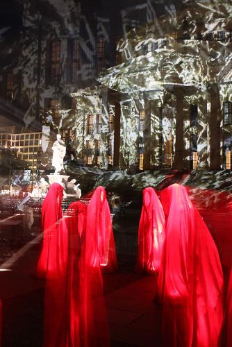 festival-of-lights-gendarmenmarkt-time-guards-manfred-kielnhofer-contemporary-light-art-sculpture-konzerthaus