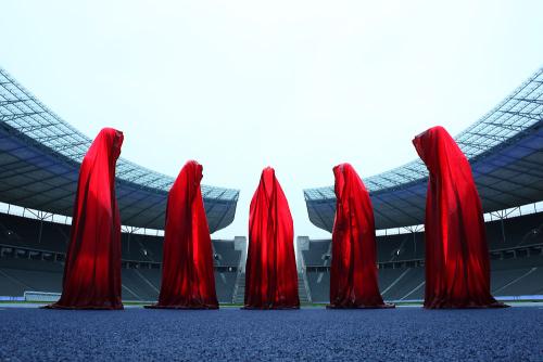 festival-of-lights-light-art-projects-olympia-stadion-berlin-time-guards-waechter-sculpture-manfred-kielnhofer-0010