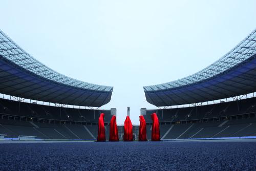 festival-of-lights-light-art-projects-olympia-stadion-berlin-time-guards-waechter-sculpture-manfred-kielnhofer-0014