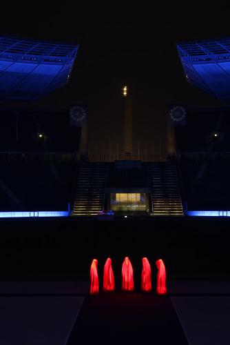 festival-of-lights-light-art-projects-olympia-stadion-berlin-time-guards-waechter-sculpture-manfred-kielnhofer-0048
