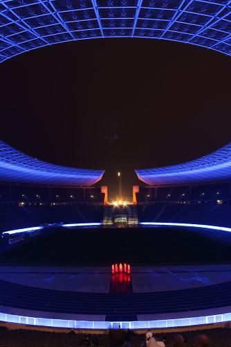 festival-of-lights-light-art-projects-olympia-stadion-berlin-time-guards-waechter-sculpture-manfred-kielnhofer