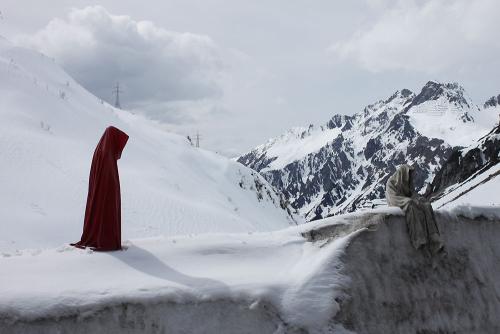 time-guards-arlberg-art-sculpture-show-in-snow-manfred-kielnhofer