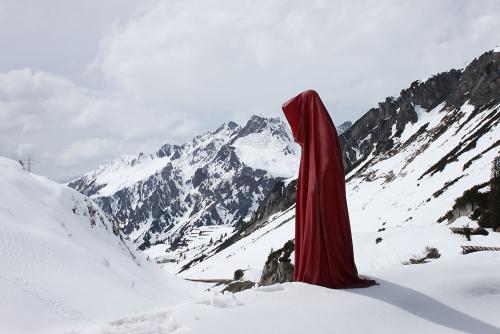 time-guards-installation-arlberg-art-sculpture-in-snow-manfred-kielnhofer